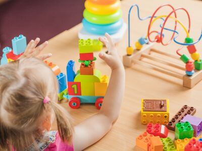 une petite fille en train de jouer