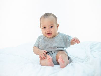un bébé souriant assis