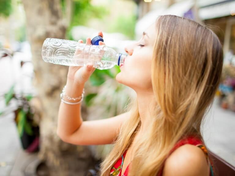 Une femme qui boit de l'eau
