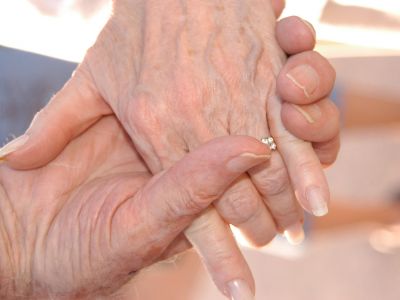 mains de personnes agées