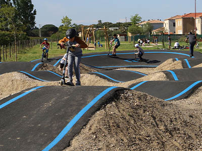 enfants sur une trottinette au pumptrack