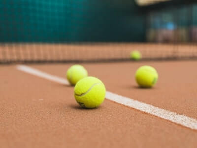 sol dun court de tennis avec des balles