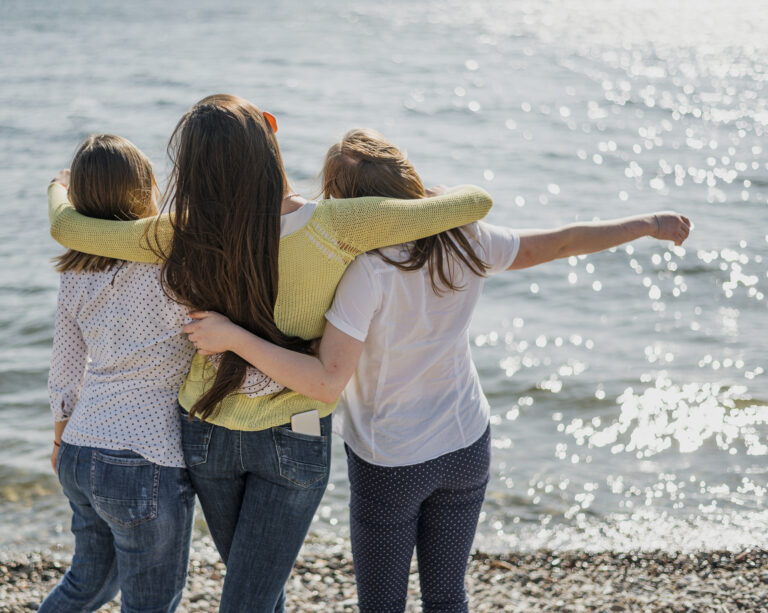 Enfants en vacances à la plage